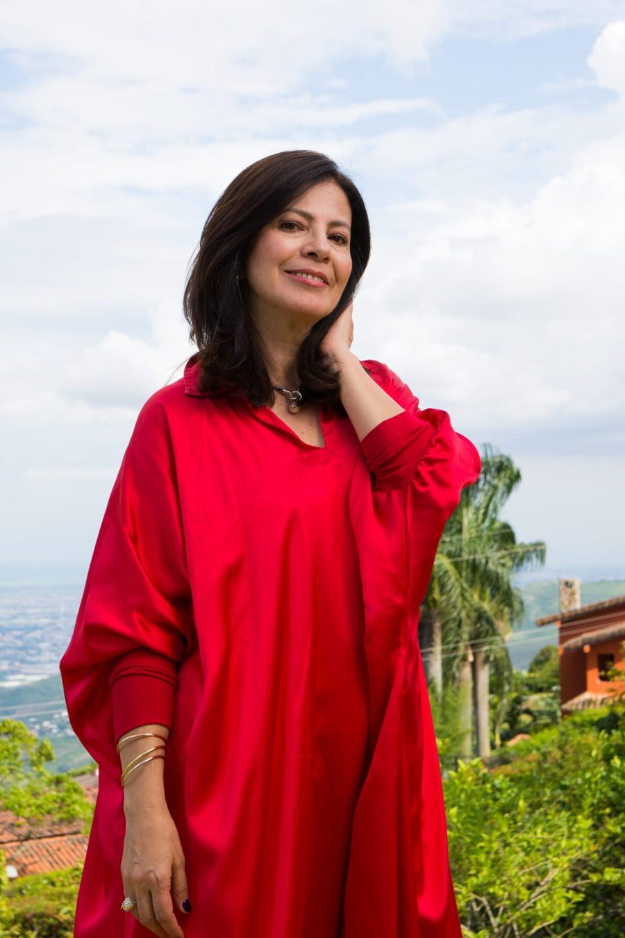 Ana Granada de pie en una terraza, con el valle de Cali al fondo